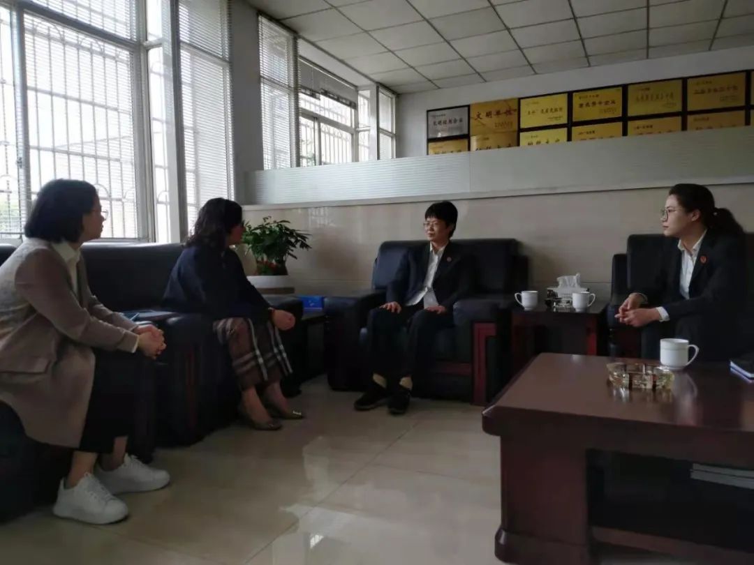 O juiz em tempo integral Zheng Yuqing e o presidente Du Hangli do Tribunal Popular de Shengzhou vieram até nossa empresa para orientar nosso trabalho