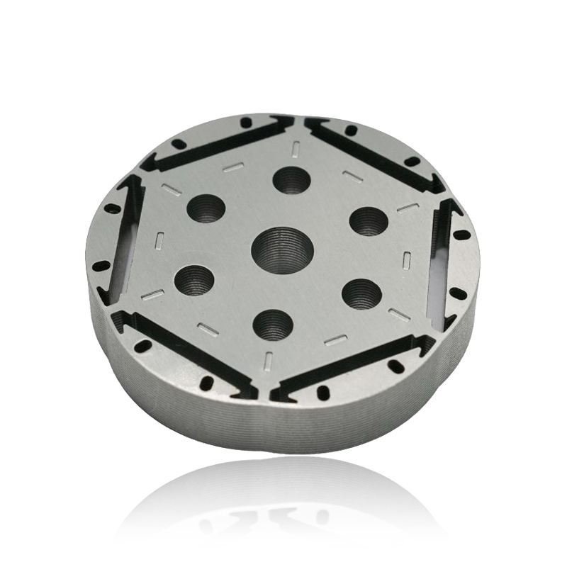 Como o projeto do núcleo do estator de um motor automotivo influencia a interferência eletromagnética emitida pelo motor?