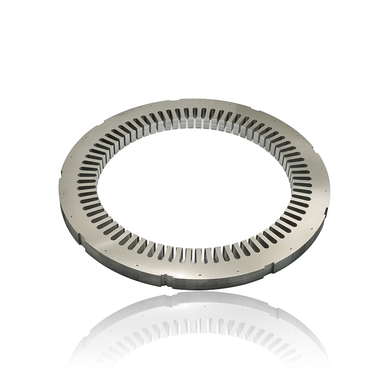 Como a densidade do fluxo magnético do núcleo do estator do motor de um gerador de energia eólica afeta a eficiência do gerador?