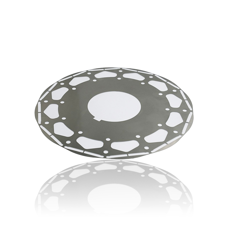 Como a espessura da laminação do núcleo do estator do motor de um gerador de energia eólica afeta as perdas do núcleo e o desempenho geral?