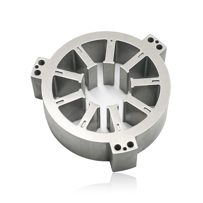 Como as laminações em um núcleo de estator de ventilador industrial afetam as perdas por correntes parasitas, a eficiência magnética e a geração de calor em motores de ventiladores industriais?