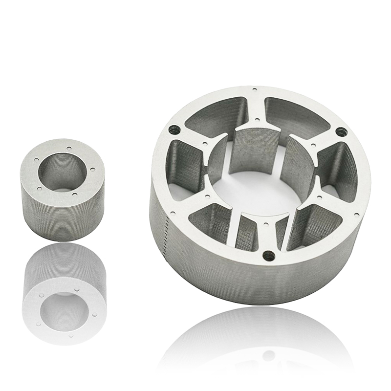 Como o estator do motor da bomba de água e o núcleo do rotor interagem com os sistemas de resfriamento, como carcaças refrigeradas a líquido ou a ar, para manter o equilíbrio ideal de temperatura durante a operação intensiva?