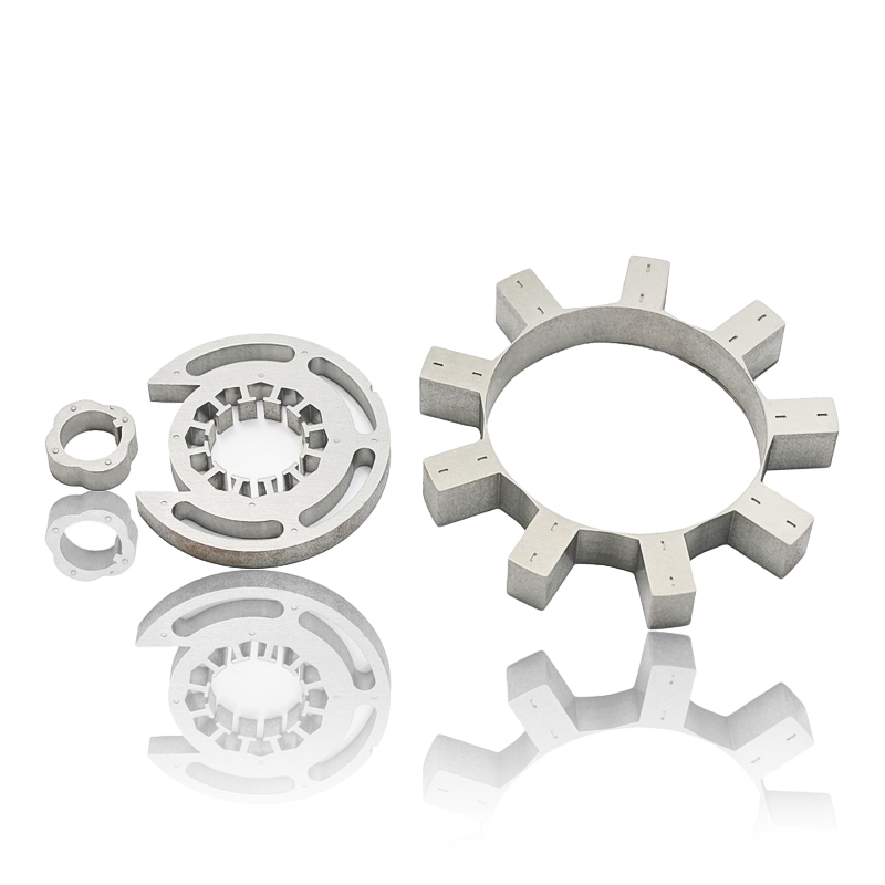 Como o estator do motor e o núcleo do rotor contribuem para o desempenho de partida do motor e para a resposta transitória?