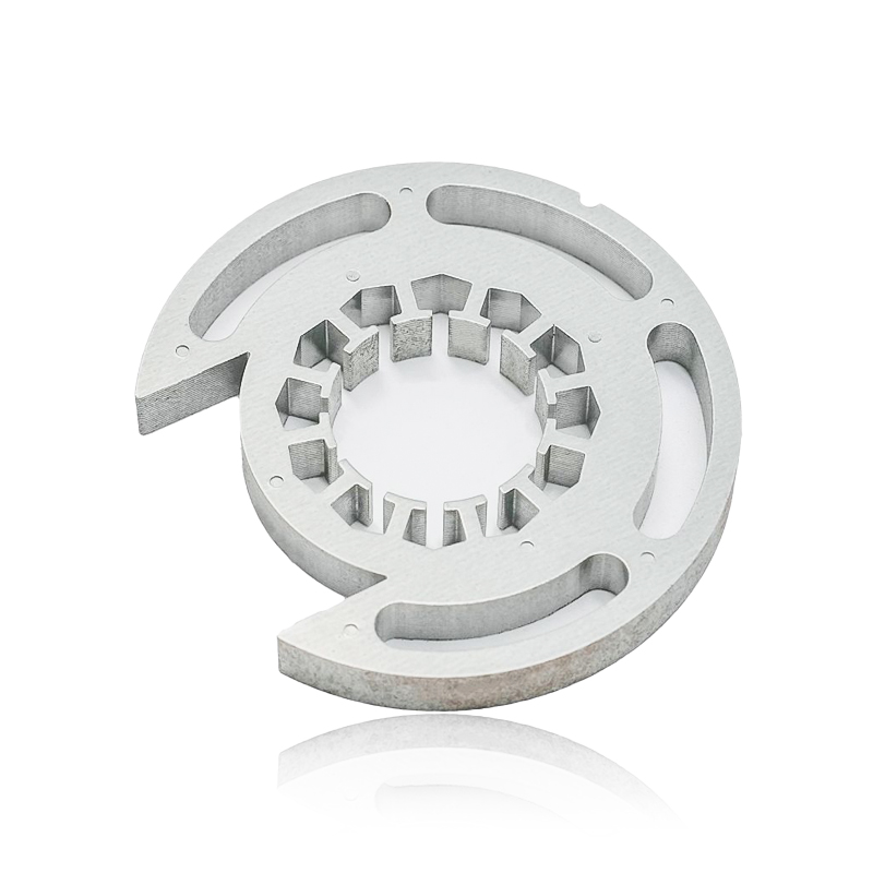 Como o núcleo do rotor influencia a capacidade do gerador de operar em velocidades diferentes ou sob condições de carga variadas?