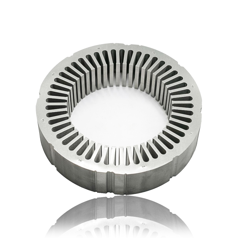 Como a geometria dos dentes e ranhuras no estator do motor do gerador e no núcleo do rotor afeta a distribuição do fluxo magnético e a saída de torque?