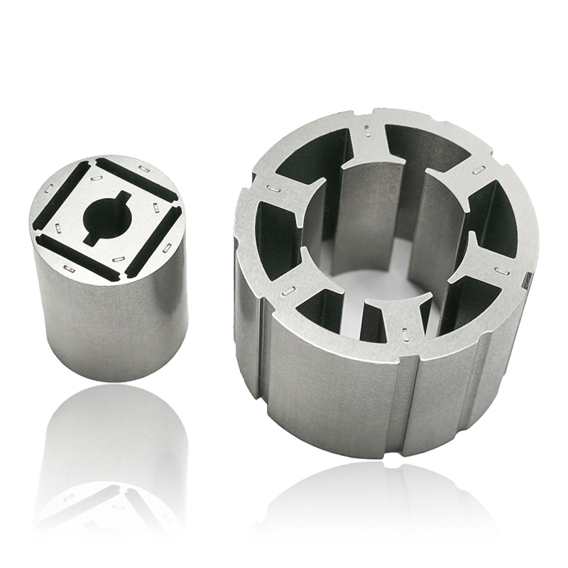 Como a espessura da laminação no estator de motores automotivos e nos núcleos do rotor afeta as perdas por correntes parasitas e o desempenho térmico?