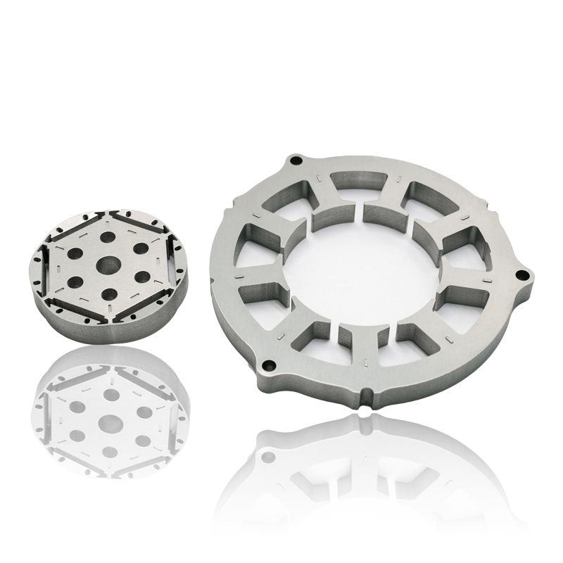 Como a espessura e o fator de empilhamento das laminações em um núcleo de estator de motor impactam a eficiência energética, as perdas por correntes parasitas e os níveis de ruído operacional?